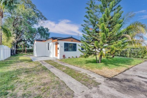 Villa ou maison à louer à Fort Lauderdale, Floride: 2 chambres, 77.48 m2 № 1969730 - photo 1