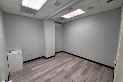 Commercial property in Zephyrhills, Florida № 2209230 - photo 2