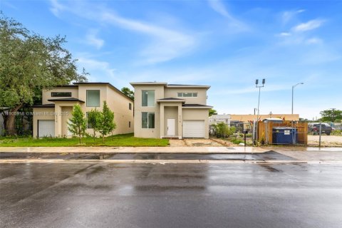 Casa en venta en Miami, Florida, 4 dormitorios № 1957272 - foto 1