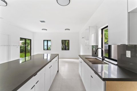 Casa en venta en Miami, Florida, 4 dormitorios № 1957272 - foto 10