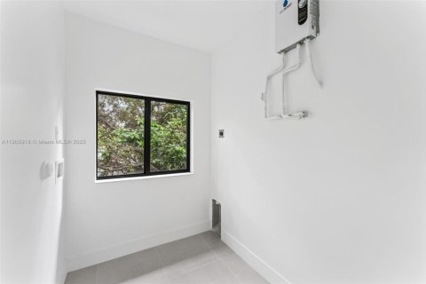 Casa en venta en Miami, Florida, 4 dormitorios № 1957272 - foto 20