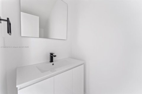 Casa en venta en Miami, Florida, 4 dormitorios № 1957272 - foto 13