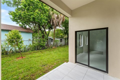 Casa en venta en Miami, Florida, 4 dormitorios № 1957272 - foto 28