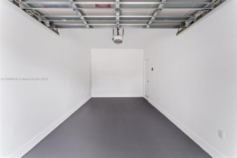 Casa en venta en Miami, Florida, 4 dormitorios № 1957272 - foto 27