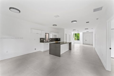 Casa en venta en Miami, Florida, 4 dormitorios № 1957272 - foto 7