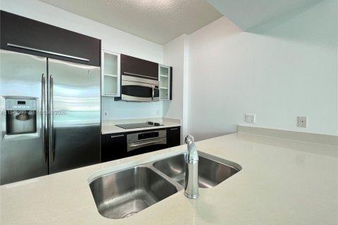 Condo in Miami, Florida, 1 bedroom  № 2000755 - photo 7