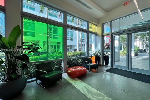 Condo in Miami, Florida, 1 bedroom  № 2000755 - photo 2