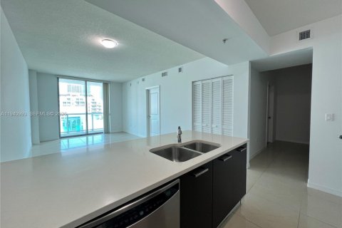 Condo in Miami, Florida, 1 bedroom  № 2000755 - photo 5