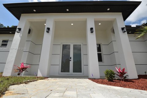 Купить виллу или дом в Лихай-Эйкерс, Флорида 9 комнат, 190.54м2, № 2033515 - фото 5