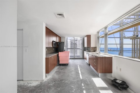 Condo in Miami, Florida, 1 bedroom  № 1706628 - photo 5