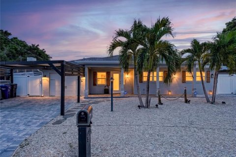 House in Bradenton, Florida 4 bedrooms, 232.07 sq.m. № 2322453