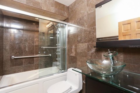 House in Sarasota, Florida 2 bedrooms, 89.74 sq.m. № 1898405 - photo 18