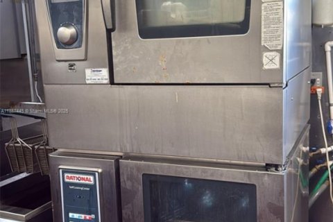 Propiedad comercial en venta en Miami, Florida № 1933053 - foto 10