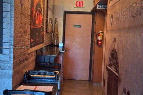 Propiedad comercial en venta en Miami, Florida № 1933053 - foto 8