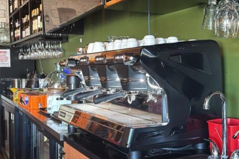 Propiedad comercial en venta en Miami, Florida № 1933053 - foto 9