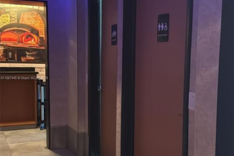 Propiedad comercial en venta en Miami, Florida № 1933053 - foto 5