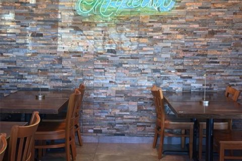 Propiedad comercial en venta en Miami, Florida № 1933053 - foto 3