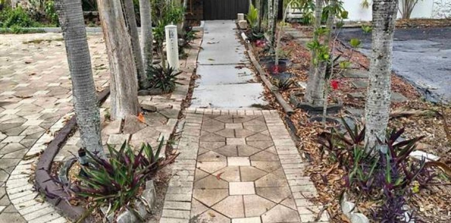 Commercial property in Dania Beach, Florida 1 bedroom, 27.87 sq.m. № 2193301