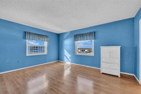 Condo in Redington Shores, Florida, 2 bedrooms  № 1648097 - photo 23