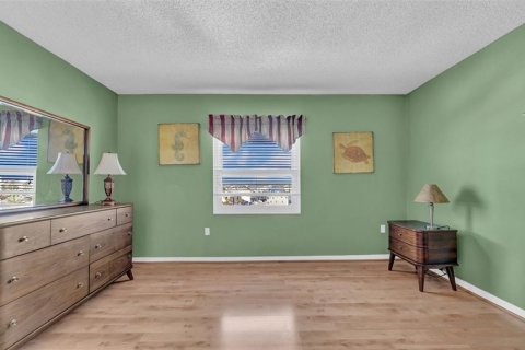 Condo in Redington Shores, Florida, 2 bedrooms  № 1648097 - photo 21