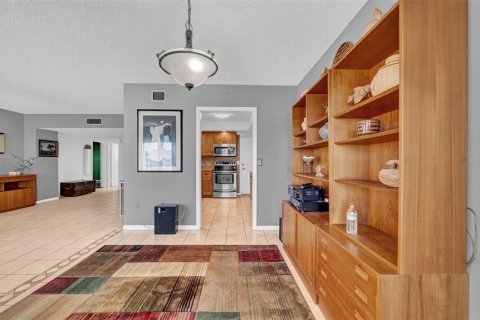 Condo in Redington Shores, Florida, 2 bedrooms  № 1648097 - photo 14