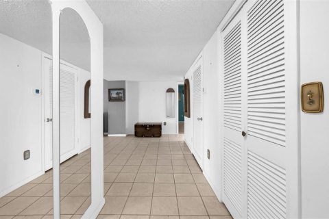 Condo in Redington Shores, Florida, 2 bedrooms  № 1648097 - photo 6