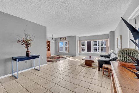 Condo in Redington Shores, Florida, 2 bedrooms  № 1648097 - photo 7