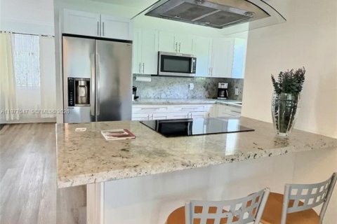 House in Miami, Florida 3 bedrooms, 140.28 sq.m. № 2042587 - photo 19