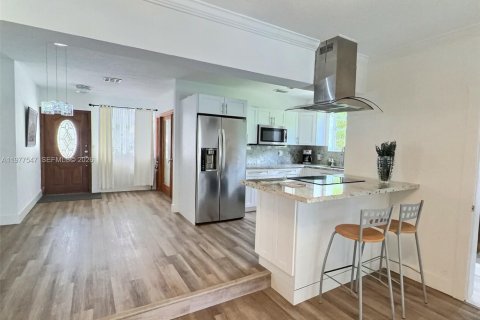 House in Miami, Florida 3 bedrooms, 140.28 sq.m. № 2042587 - photo 20