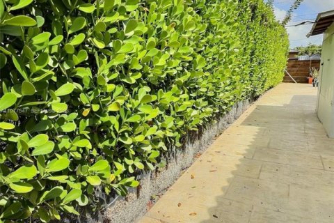 House in Miami, Florida 3 bedrooms, 140.28 sq.m. № 2042587 - photo 7