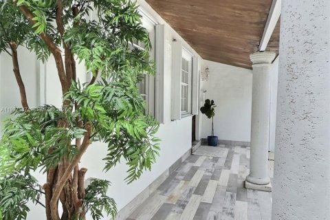 House in Miami, Florida 3 bedrooms, 140.28 sq.m. № 2042587 - photo 12