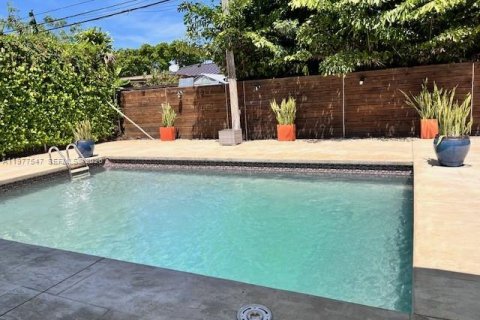 House in Miami, Florida 3 bedrooms, 140.28 sq.m. № 2042587