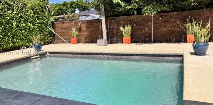 House in Miami, Florida 3 bedrooms, 140.28 sq.m. № 2042587