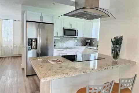 House in Miami, Florida 3 bedrooms, 140.28 sq.m. № 2042587 - photo 16