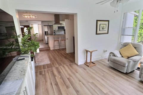 House in Miami, Florida 3 bedrooms, 140.28 sq.m. № 2042587 - photo 25