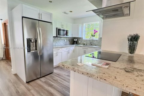 House in Miami, Florida 3 bedrooms, 140.28 sq.m. № 2042587 - photo 13