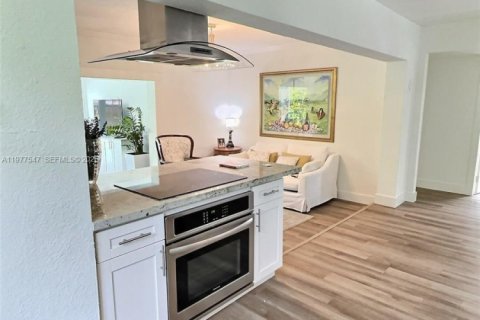 House in Miami, Florida 3 bedrooms, 140.28 sq.m. № 2042587 - photo 17