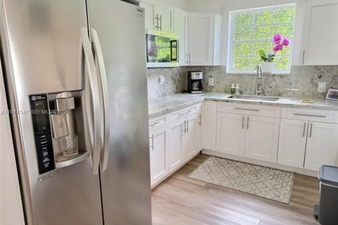 House in Miami, Florida 3 bedrooms, 140.28 sq.m. № 2042587 - photo 14