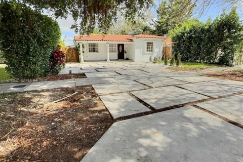 House in Miami, Florida 3 bedrooms, 140.28 sq.m. № 2042587 - photo 11