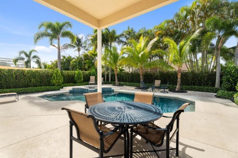 House in Stuart, Florida 4 bedrooms, 185.71 sq.m. № 2243497 - photo 3