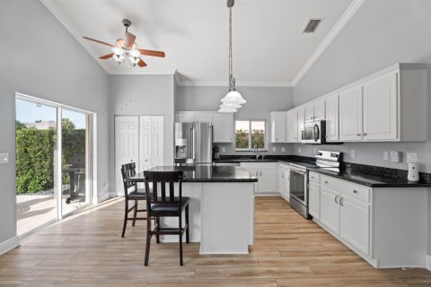 House in Stuart, Florida 4 bedrooms, 185.71 sq.m. № 2243497 - photo 7