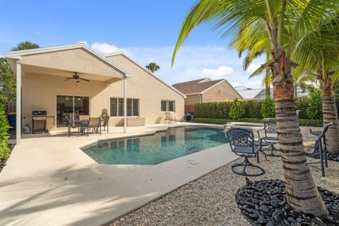House in Stuart, Florida 4 bedrooms, 185.71 sq.m. № 2243497 - photo 4