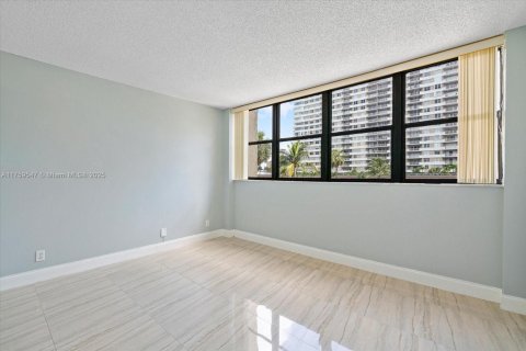 Condominio en venta en Hallandale Beach, Florida, 3 dormitorios, 126.35 m2 № 1716168 - foto 12