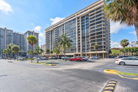 Condominio en venta en Hallandale Beach, Florida, 3 dormitorios, 126.35 m2 № 1716168 - foto 25