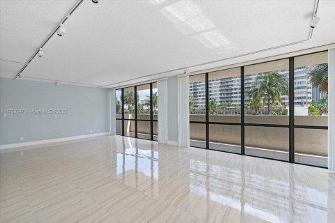 Condominio en venta en Hallandale Beach, Florida, 3 dormitorios, 126.35 m2 № 1716168 - foto 3