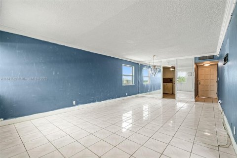 Condo in Lauderhill, Florida, 2 bedrooms  № 1833980 - photo 4