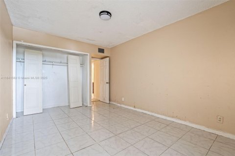 Condo in Lauderhill, Florida, 2 bedrooms  № 1833980 - photo 15