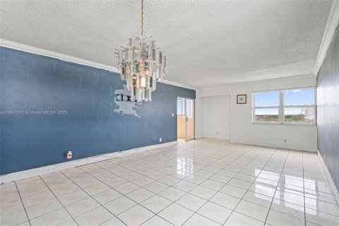 Condo in Lauderhill, Florida, 2 bedrooms  № 1833980 - photo 7