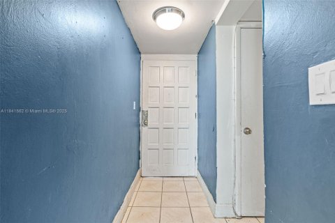 Condo in Lauderhill, Florida, 2 bedrooms  № 1833980 - photo 2