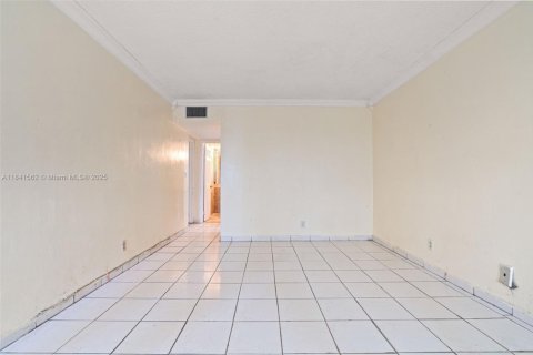 Condo in Lauderhill, Florida, 2 bedrooms  № 1833980 - photo 18